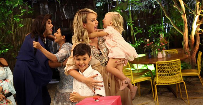 Filhos de Eliana roubam a cena em gravação do aniversário dela