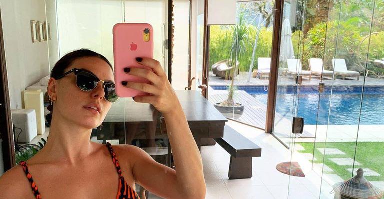 Isis Valverde ostenta o corpão ao posar de biquíni em cenário paradisíaco