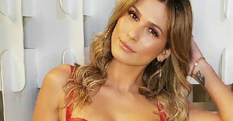 Lívia Andrade posa com vestidinho vermelho super decotado e oferece: ”Ketchup?”