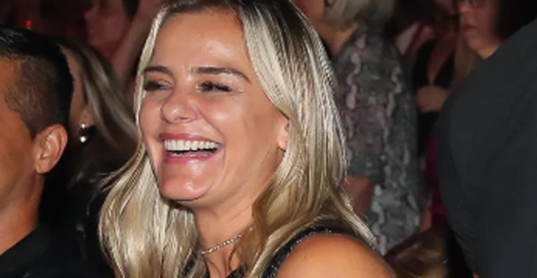 Milene Domingues surge feliz da vida e assume namoro com outro craque da seleção