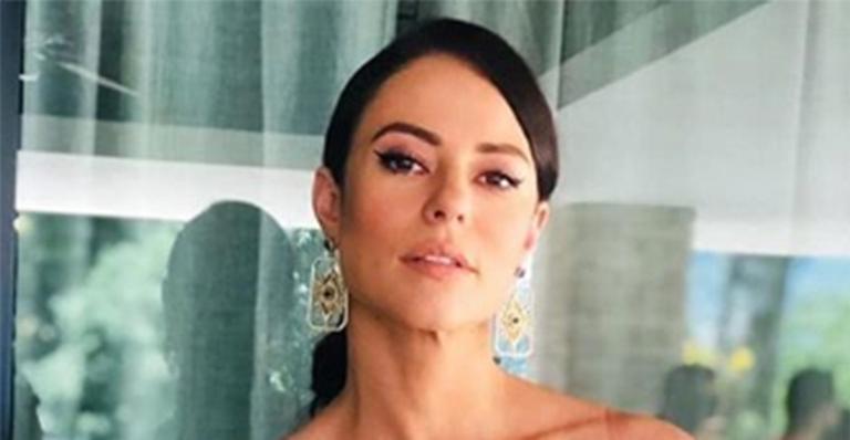Paolla Oliveira deixa o ombro à mostra em look ousado para A Dona do Pedaço