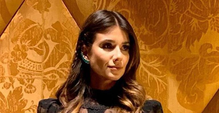 Paula Fernandes causa com vestido transparente em premiação internacional