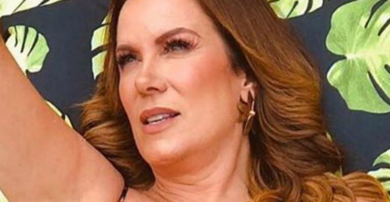 Aos 51 anos, Regina Volpato ostenta boa forma com maiô coladinho e pergunta: ”Cadê o sol?”