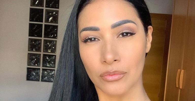 Simaria ostenta boa forma ao posar de biquíni em frente a carro de luxo