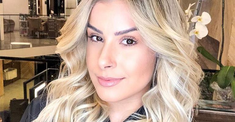 Bailarina do Faustão deixa tatuagem ‘íntima’ escapar ao usar biquíni cavado