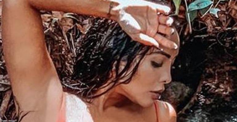 Carol Nakamura exibe corpo espetacular em foto ousada com biquíni micro