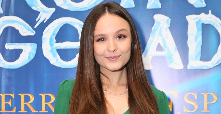 Larissa Manoela faz primeira aparição pública apenas 3 dias após cirurgia
