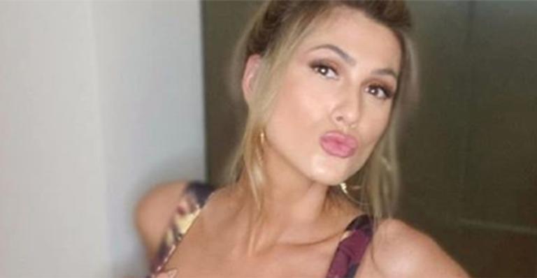 Lívia Andrade puxa o decote em clique ousado e quase exibe tudo