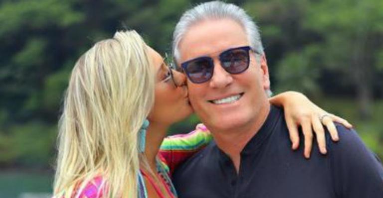 À espera do primeiro bebê, Ana Paula Siebert exibe barriguinha tímida em clique de biquíni