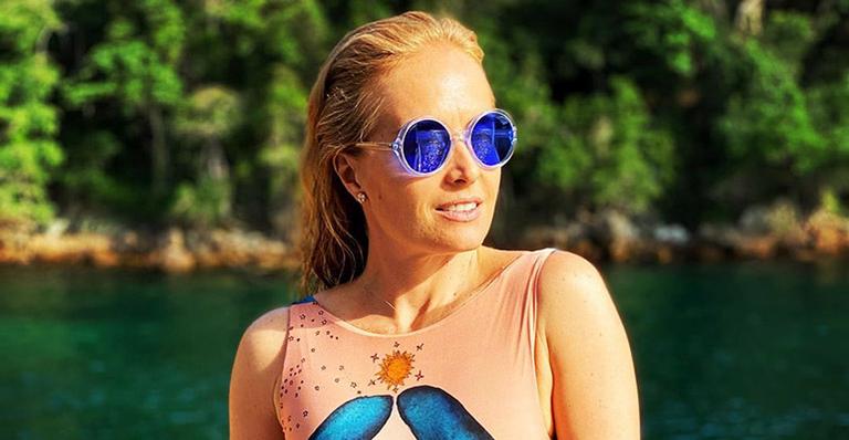 Angélica exibe corpão ao surgir de maiô em viagem