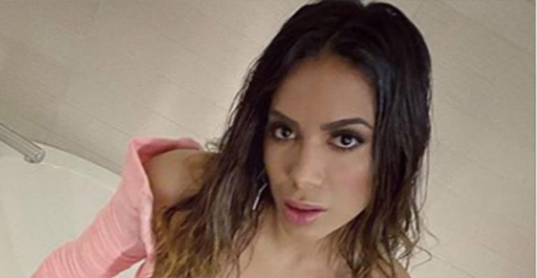 Anitta seduz com decote no limite e vestido curtíssimo
