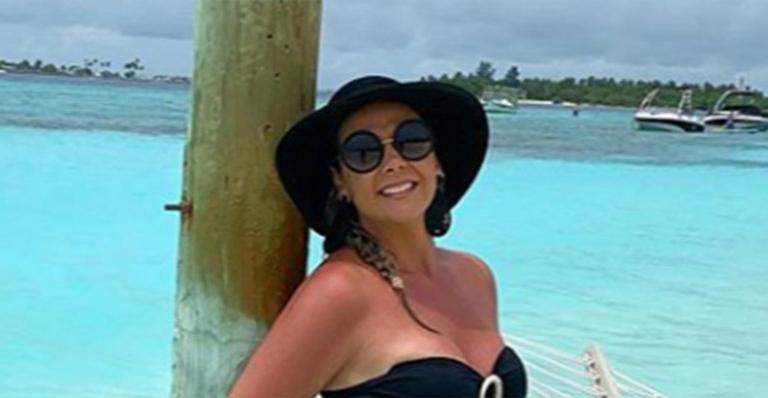Aos 42 anos, Carla Perez surge de biquíni e eleva a temperatura com cinturinha fina