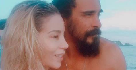 Em momento raríssimo, Danielle Winits surge trocando beijos com o marido André Gonçalves