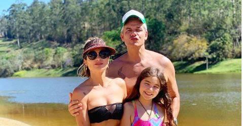 Filha de Flávia Alessandra se emociona ao conhecer banda musical e atriz se derrete