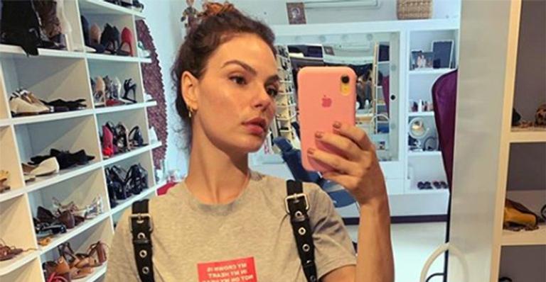 Isis Valverde ostenta pernas perfeitas ao usar look curtinho
