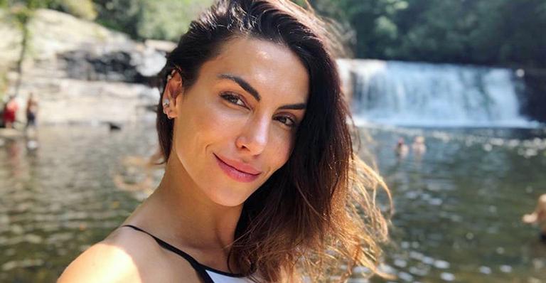 Mel Fronckowiak exibe a barriga em look curtinho na praia