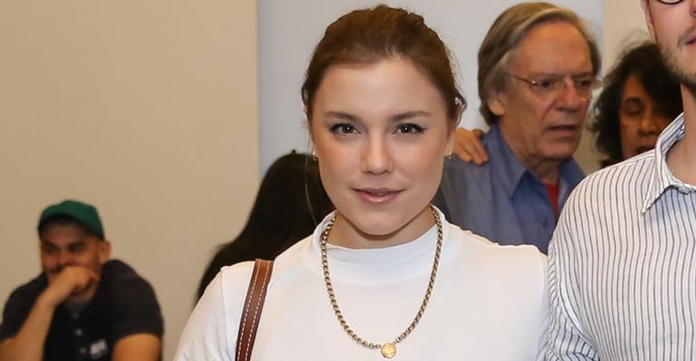 Alice Wegmann e Miguel Ribas terminam namoro que se iniciou nos bastidores de ‘Órfãos da Terra’