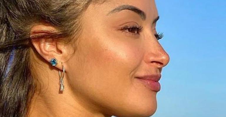 Aline Riscado posa de biquíni minúsculo e detalhe chama atenção: ”Achei um defeito em você”