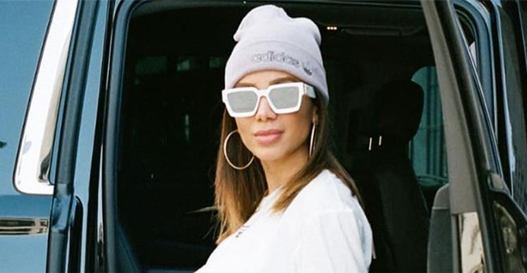 Anitta surge com o novo irmão e suposto affair em sua mansão
