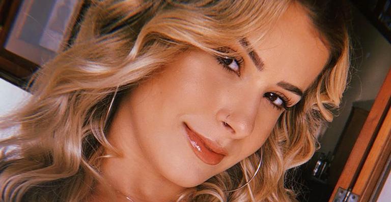 Bailarina do Faustão, Mayara Araújo empina o bumbum com maiô fio-dental
