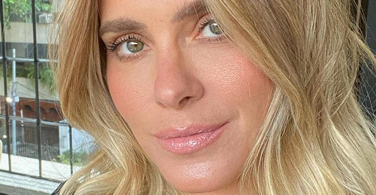 De biquíni, Carolina Dieckmann coloca corpo para jogo e choca fãs: ”Que tiro”