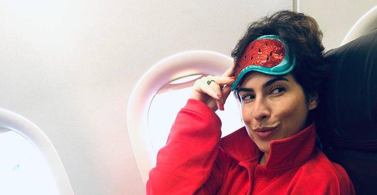 Fernanda Paes Leme posa com look vermelho e é comparada com personagem de série