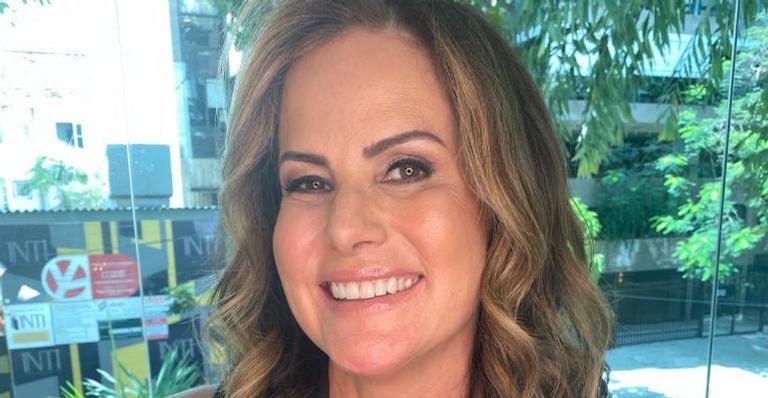 Filha de Renata Ceribelli surge em foto raríssima usando top e shortinho