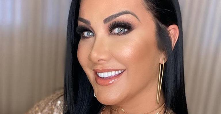 Helen Ganzarolli ostenta corpão ao surgir com vestido justíssimo