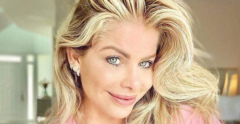 Karina Bacchi compartilha momento íntimo e encanta web: ”Um anjo”