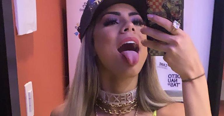 Após perder mais de 12kg, Lexa posa com roupa ousada e mostra barriga sequinha: ”Domingou”