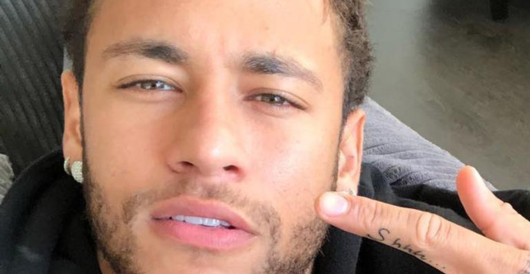 Neymar Jr surge barbudo em fotos com o filho e a mãe na Disney