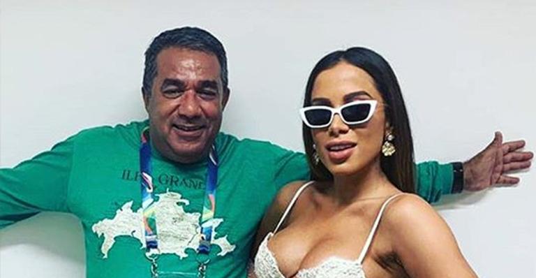 Pai de Anitta faz rara aparição com o filho que acabou de descobrir: ‘Curtindo’