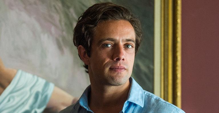 Sem camisa, Rafael Cardoso comemora aniversário de 34 anos ao lado dos filhos
