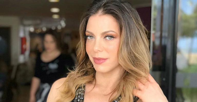 Sheila Mello curte dia de beleza com a filha e semelhança impressiona