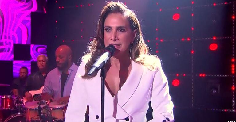 Aos 61 anos, Totia Meireles exibe as pernas perfeitas em look curtíssimo no Popstar