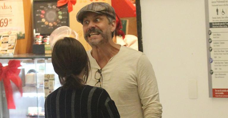 Alexandre Nero não se contém e protagoniza momento divertido com o filho em shopping