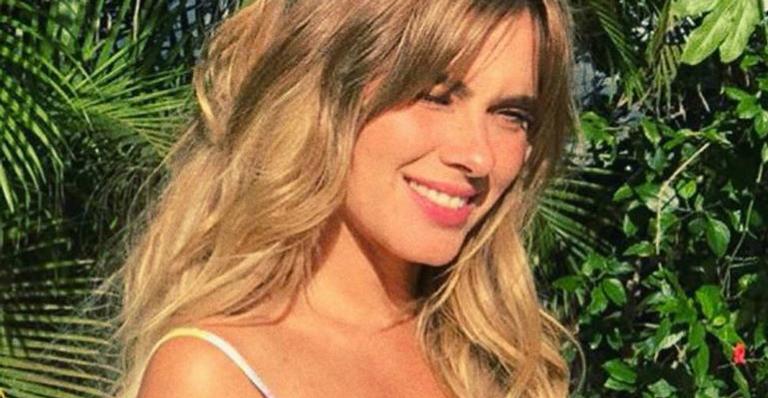 Aos 41 anos, Carolina Dieckmann mostra barriga sequinha de biquíni e impressiona