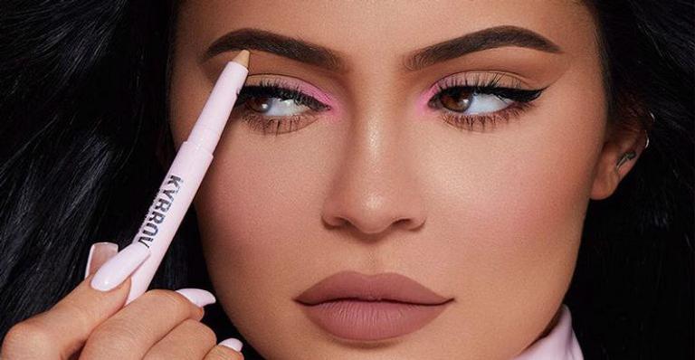 Chocada! Kylie Jenner anuncia venda de boa parte da Kylie Cosmetics