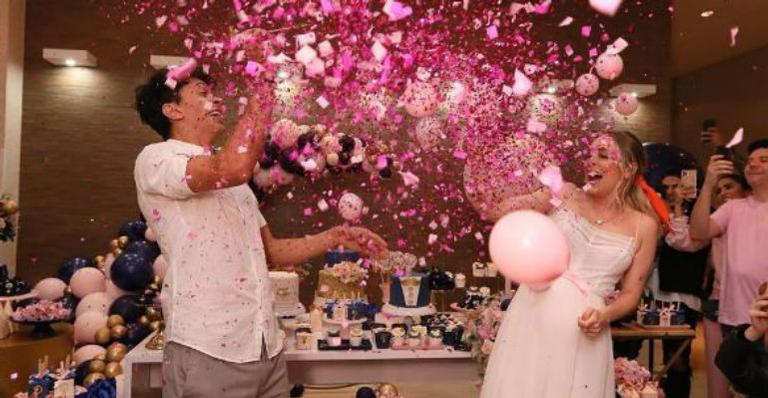 É menina! Tata Estaniecki e Cocielo anunciam o sexo do bebê