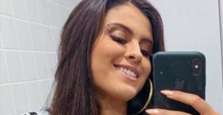 Ex-BBB Hana Khalil seduz ao surgir de maiô branco em novas selfies