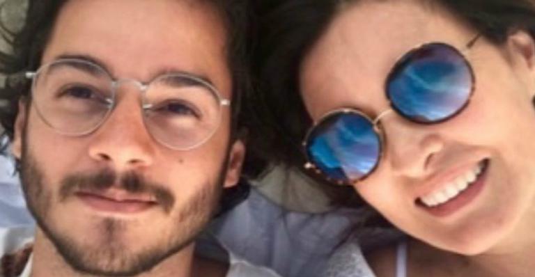 De biquíni, Fátima Bernardes troca carícias com Túlio Gadelha