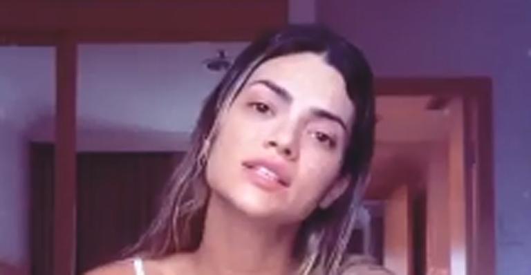 Só de sutiã e calcinha, Kelly Key posa exibindo o corpo perfeito na frente do espelho