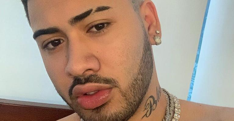 Kevinho ostenta iate personalizado ao curtir churrasco em família: ”Dia de folga”