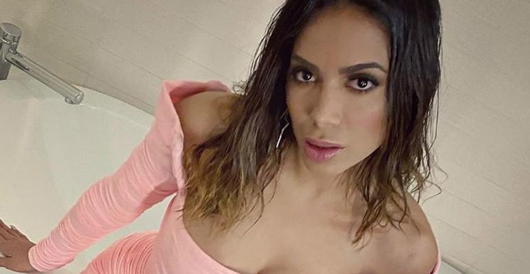 Leo Dias revela affair secreto de Anitta com estrela norte-americana no ‘Fofocalizando’