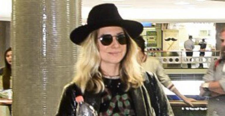 Letícia Spiller é flagrada em raro momento com os filhos e semelhança impressiona