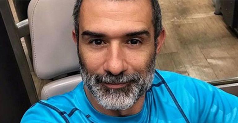 Marcos Pasquim faz rara aparição com a namorada durante viagem