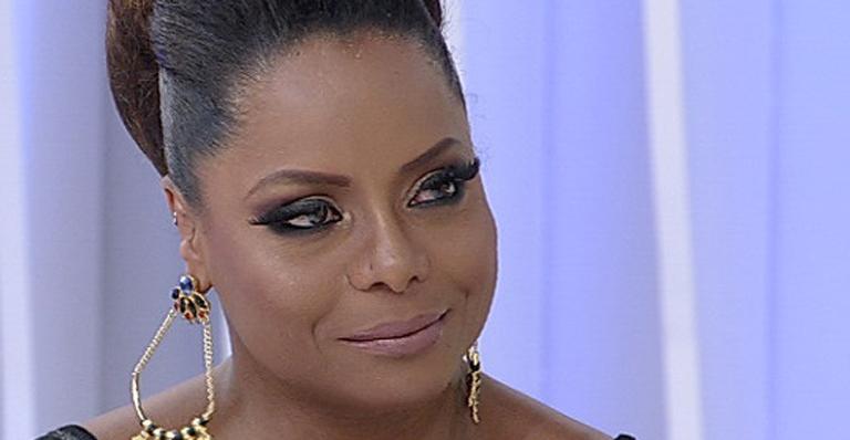 Aos 45 anos, Adriana Bombom exibe corpaço em foto de lingerie: ”Confiança”