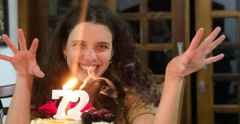 Bruna Linzmeyer comemora aniversário com muito humor: “Ontem abri um portal para os meus 72”