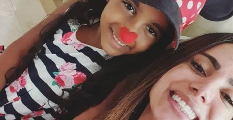 Cunhada de Anitta desabafa sobre semelhança da cantora com a sobrinha