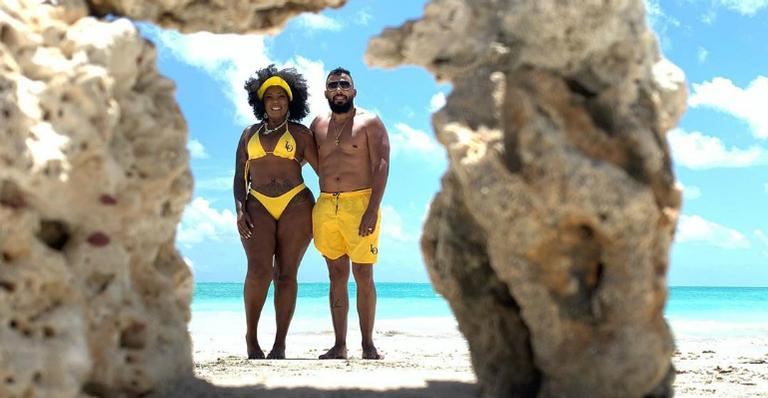 Em viagem romântica, mãe de Ludmilla se declara ao namorado: ”Amor meu”